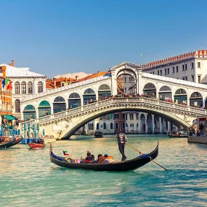 Passeio de gôndola em Veneza